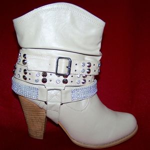 Tan ankle high boots size 7 1/2.